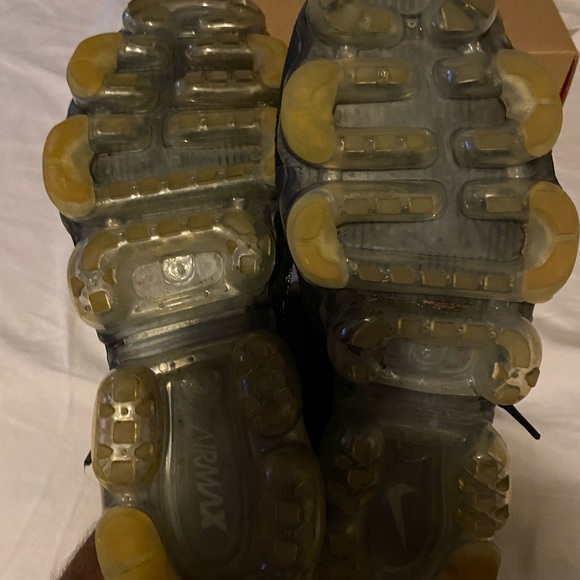 Off white vapor max size 9 in good condition, let me know if Interested! main image 4